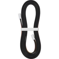 Ein langes, schwarzes Kabel mit weißen Steckverbindungen an beiden Enden, für den Anschluss von elektronischen Geräten.